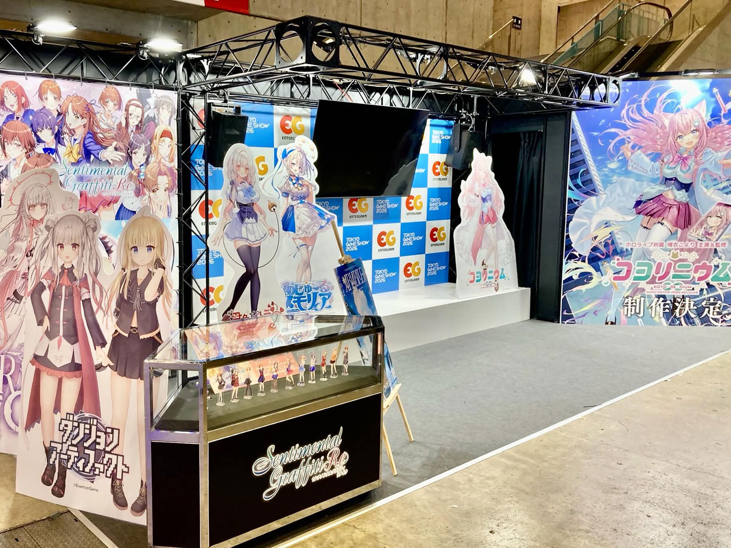 展示什器とキャラクターパネルを組み合わせた出展ブース
